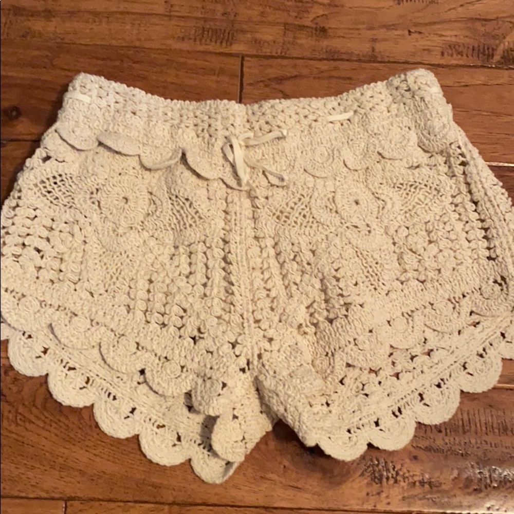 Cream Crocheted Scalloped Shorts - Picture 2 of 3